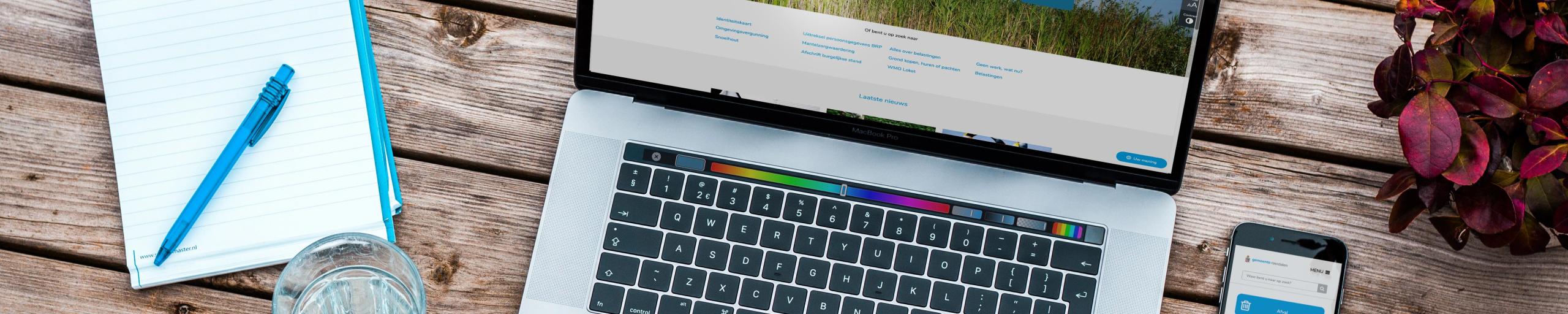Laptop met website