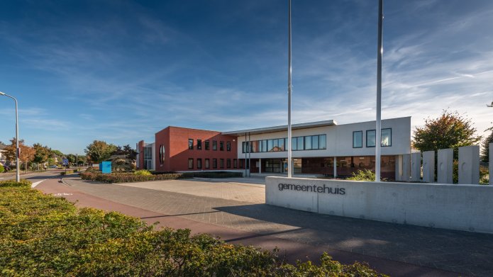 We zien een foto van het gemeentehuis van de gemeente Roerdalen