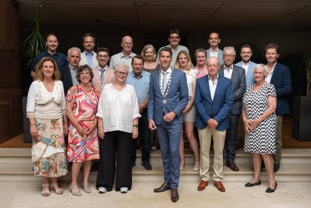 Een groepsfoto van de gemeenteraad